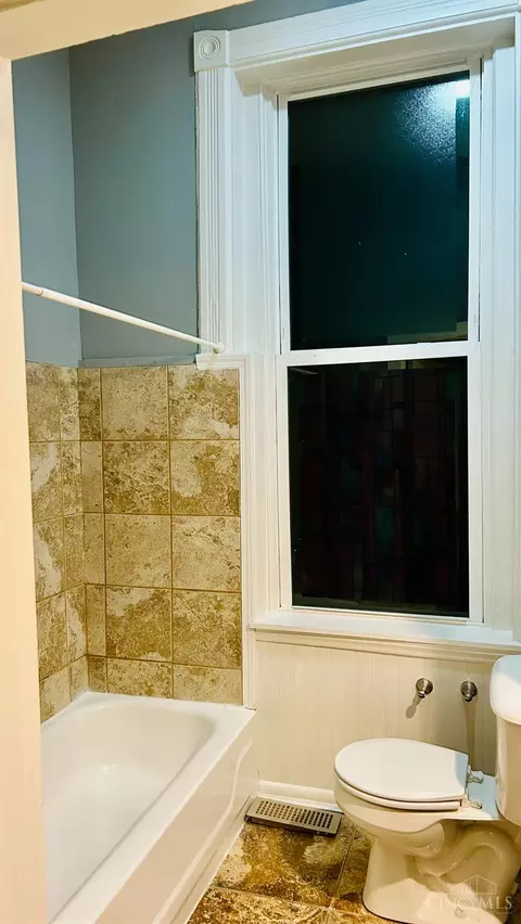 Bath - 447 Warner St, Cincinnati, OH 45219 photo 5 of 7