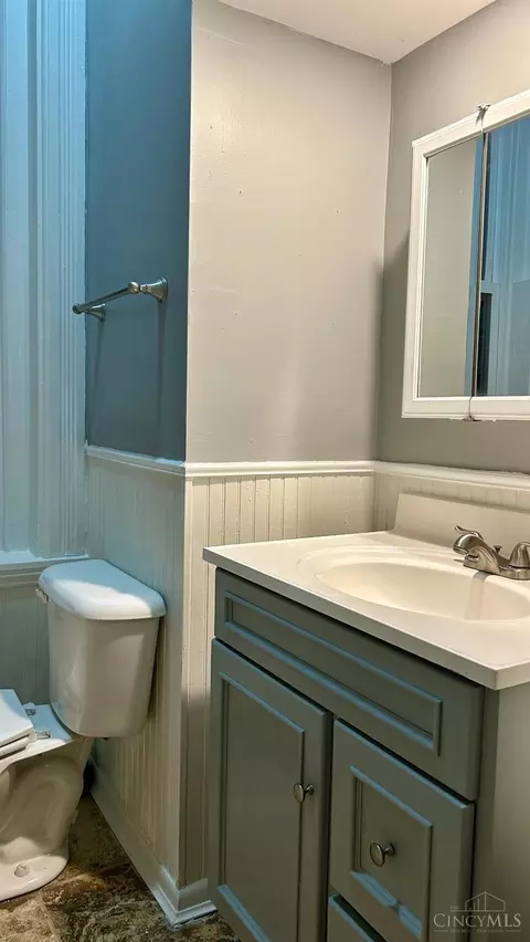 Bath - 447 Warner St, Cincinnati, OH 45219 photo 6 of 7