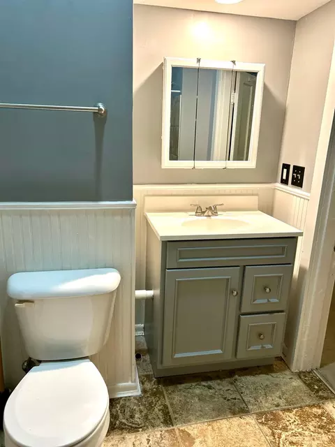 Bath - 447 Warner St, Cincinnati, OH 45219 photo 7 of 7
