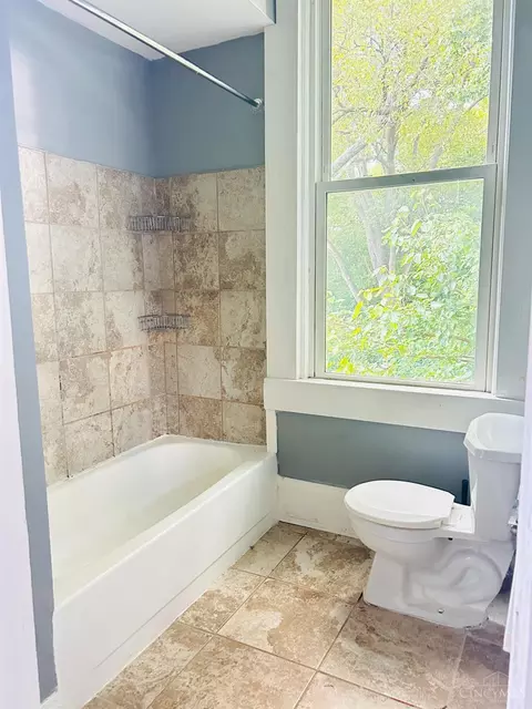 Bath - 447 Warner St, Cincinnati, OH 45219 photo 4 of 7