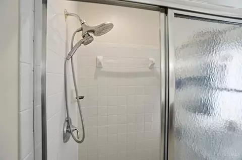 Bath - 689 Bostwick Ct, Cincinnati, OH 45244 photo 6 of 12
