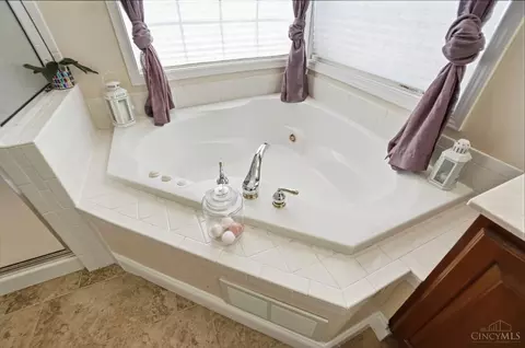 Bath - 689 Bostwick Ct, Cincinnati, OH 45244 photo 5 of 12