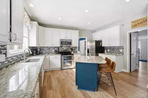 Kitchen - 689 Bostwick Ct, Cincinnati, OH 45244 photo 4 of 6