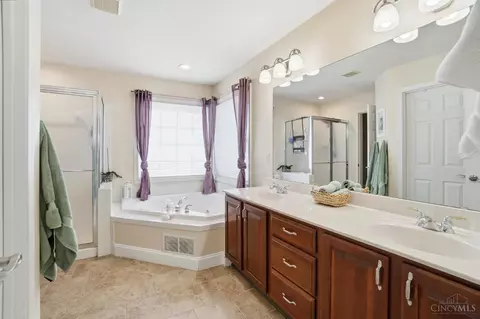 Bath - 689 Bostwick Ct, Cincinnati, OH 45244 photo 2 of 12