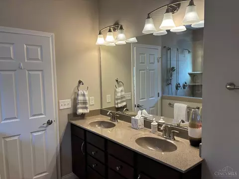 Bath - 1294 Clemente Ct, Batavia, OH 45103 photo 1 of 2
