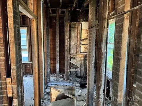 Entry Way - 316 Mcgregor Ave, Cincinnati, OH 45219 photo 6 of 8