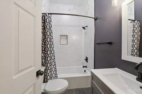 Bath - 142 Clifton Ave, Cincinnati, OH 45202 photo 2 of 5