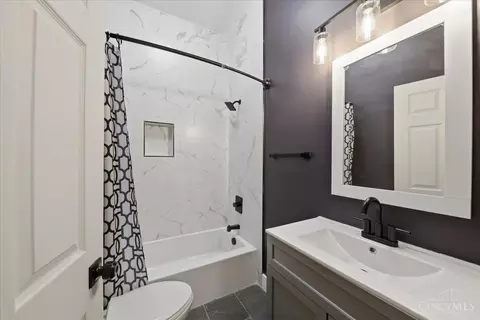 Bath - 142 Clifton Ave, Cincinnati, OH 45202 photo 1 of 5