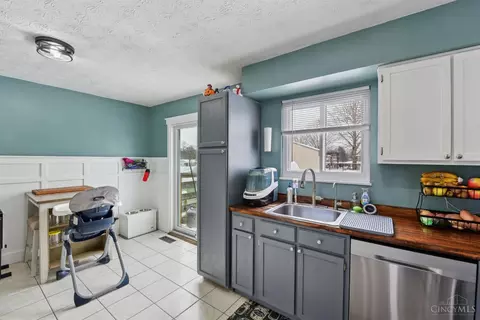 Kitchen - 104 Circle Dr, Harrison, OH 45030 photo 5 of 6