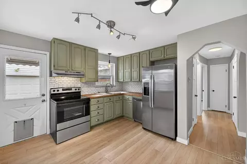 Kitchen - 2258 Hunt Rd, Reading, OH 45215 photo 3 of 4