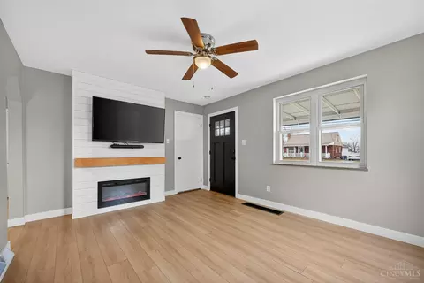 Living - 2258 Hunt Rd, Reading, OH 45215 photo 3 of 5
