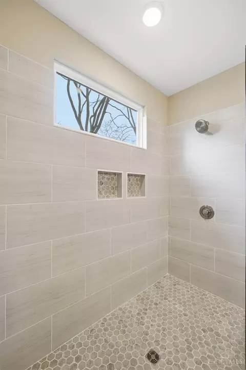 Bath - 5312 Dora Ave, Cincinnati, OH 45227 photo 7 of 14