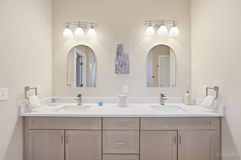 Bath - 5312 Dora Ave, Cincinnati, OH 45227 photo 4 of 14