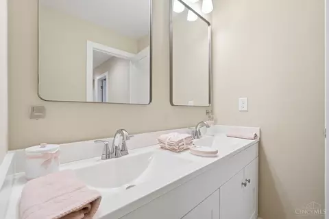 Bath - 5312 Dora Ave, Cincinnati, OH 45227 photo 10 of 14