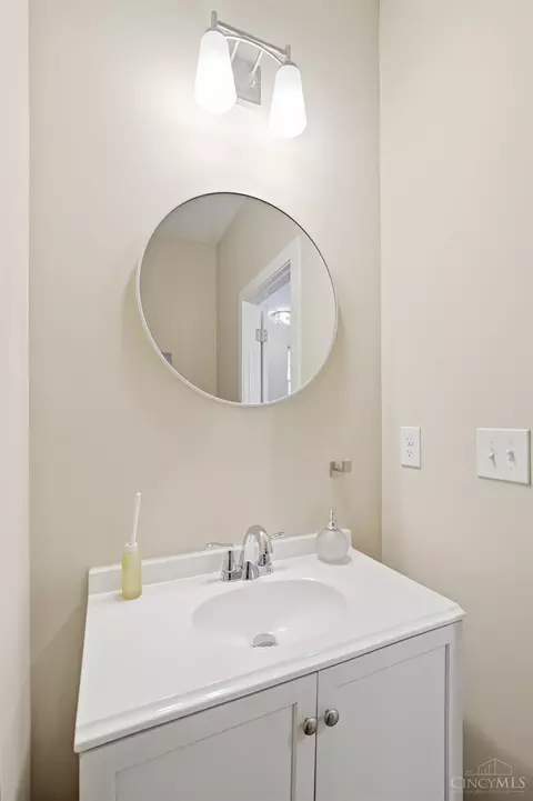 Bath - 5312 Dora Ave, Cincinnati, OH 45227 photo 2 of 14