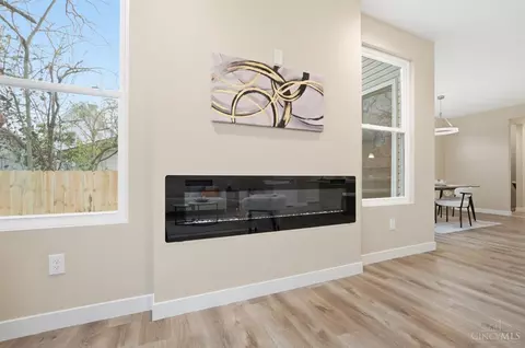 Entry Way - 5312 Dora Ave, Cincinnati, OH 45227 photo 5 of 8