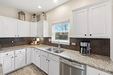 Kitchen - 443 Windfern Forest Ln, Cincinnati, OH 45244 photo 5 of 10