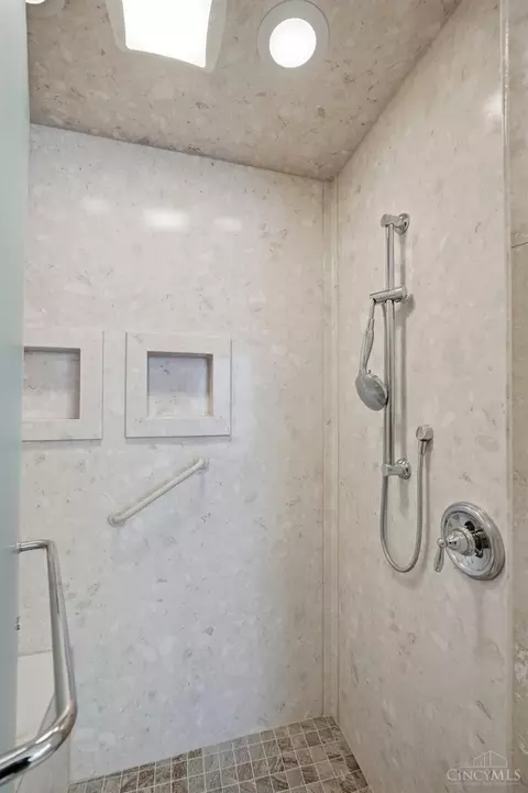 Bath - 567 Howell Ave, Cincinnati, OH 45220 photo 5 of 6