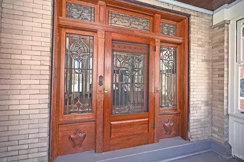 Entry Way - 567 Howell Ave, Cincinnati, OH 45220 photo 2 of 11