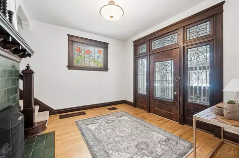 Entry Way - 567 Howell Ave, Cincinnati, OH 45220 photo 3 of 11