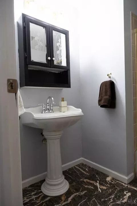 Bath - 11418 Lyncross Dr, Forest Park, OH 45240 photo 2 of 4