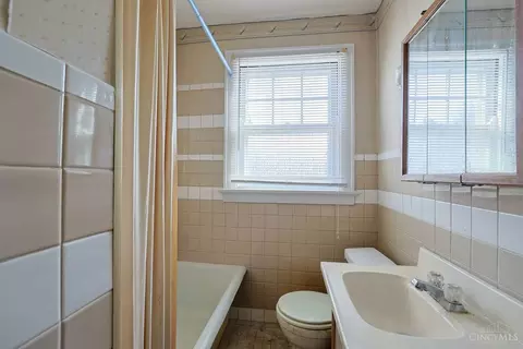 Bath - 1511 Summit Rd, Cincinnati, OH 45237 photo 1 of 1