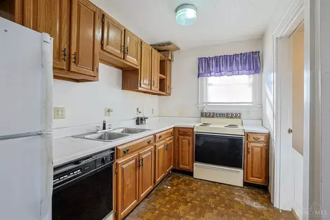 Kitchen - 1511 Summit Rd, Cincinnati, OH 45237 photo 1 of 2