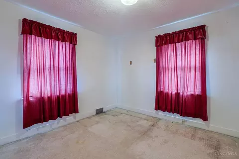 Bedroom - 1511 Summit Rd, Cincinnati, OH 45237 photo 3 of 4
