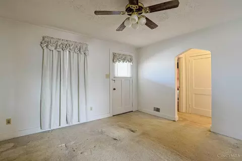 Living - 1511 Summit Rd, Cincinnati, OH 45237 photo 2 of 4