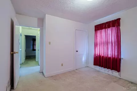 Bedroom - 1511 Summit Rd, Cincinnati, OH 45237 photo 4 of 4
