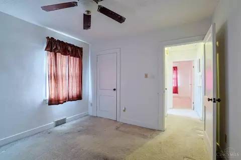 Bedroom - 1511 Summit Rd, Cincinnati, OH 45237 photo 2 of 4