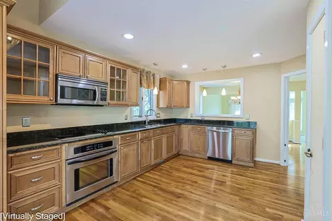 Kitchen - 7 Falling Brook Ln, Blue Ash, OH 45241 photo 2 of 2
