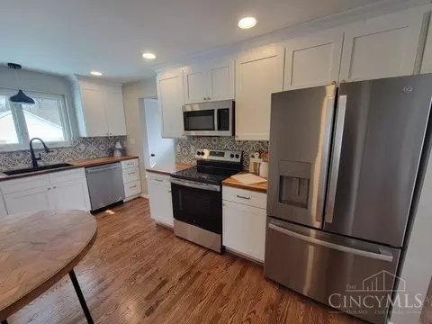 Kitchen - 148 Waxwing Dr, Reading, OH 45236 photo 2 of 4