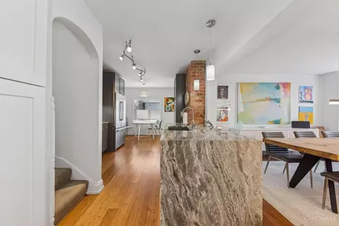 Entry Way - 6017 Bramble Ave, Cincinnati, OH 45227 photo 4 of 8