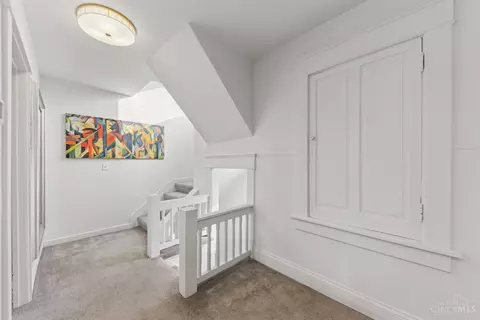 Entry Way - 6017 Bramble Ave, Cincinnati, OH 45227 photo 6 of 8