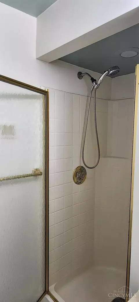 Bath - 5545 Meryton Pl, Cincinnati, OH 45224 photo 2 of 2