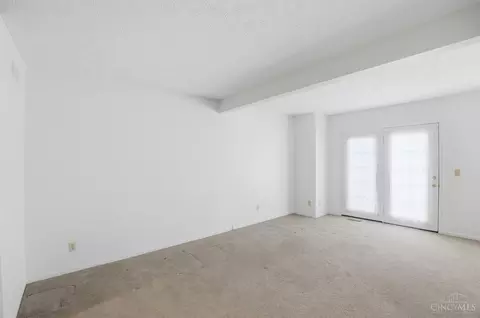Living - 758 Stoneharbor Ln, Hamilton Township, OH 45039 photo 4 of 8