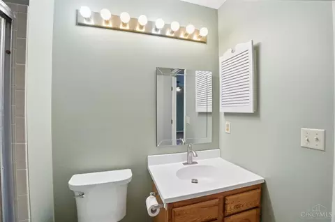 Bath - 758 Stoneharbor Ln, Hamilton Township, OH 45039 photo 5 of 8