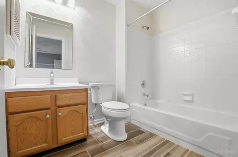 Bath - 758 Stoneharbor Ln, Hamilton Township, OH 45039 photo 6 of 8