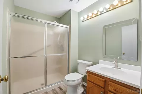 Bath - 758 Stoneharbor Ln, Hamilton Township, OH 45039 photo 3 of 8