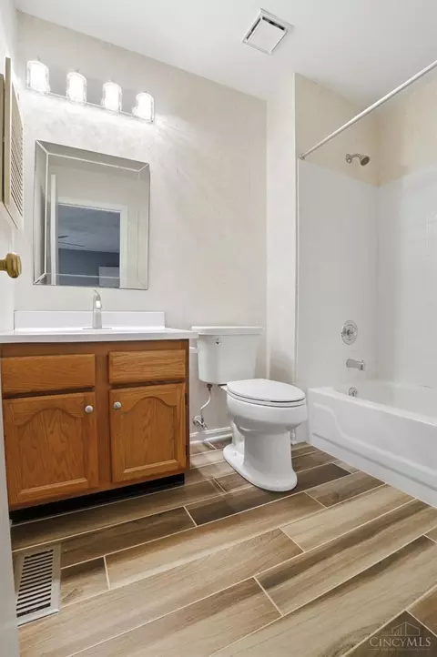 Bath - 758 Stoneharbor Ln, Hamilton Township, OH 45039 photo 7 of 8