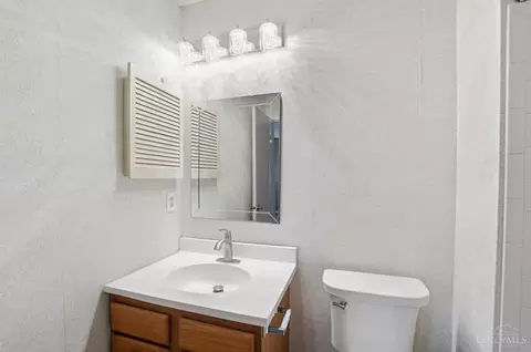Bath - 758 Stoneharbor Ln, Hamilton Township, OH 45039 photo 8 of 8