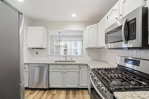 Kitchen - 758 Stoneharbor Ln, Hamilton Township, OH 45039 photo 2 of 4