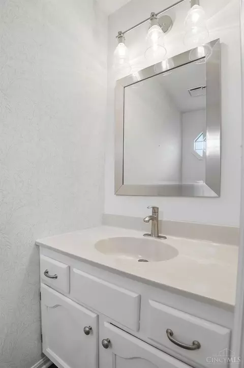 Bath - 758 Stoneharbor Ln, Hamilton Township, OH 45039 photo 2 of 8