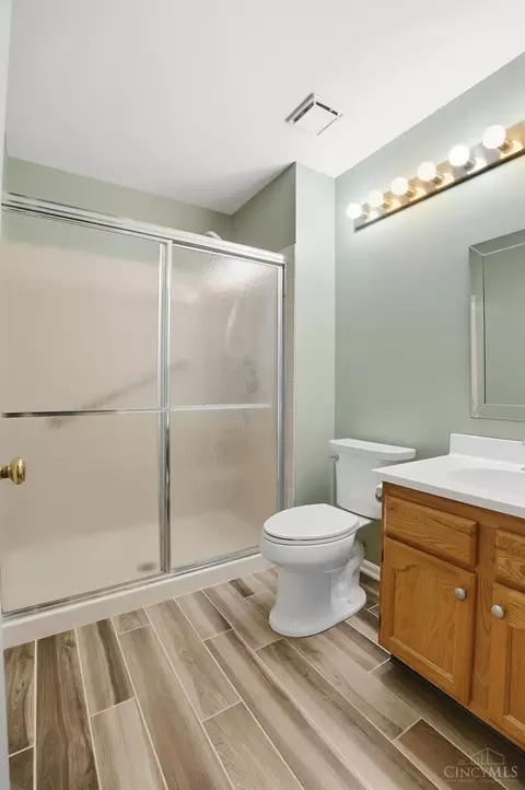 Bath - 758 Stoneharbor Ln, Hamilton Township, OH 45039 photo 4 of 8