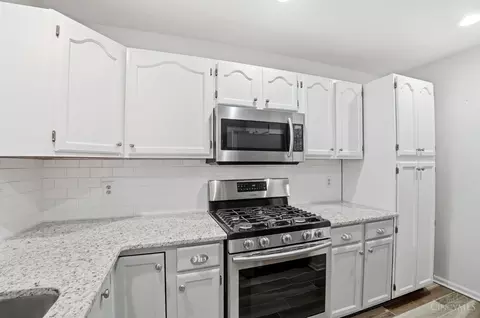 Kitchen - 758 Stoneharbor Ln, Hamilton Township, OH 45039 photo 3 of 4