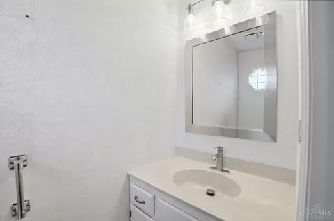 Bath - 758 Stoneharbor Ln, Hamilton Township, OH 45039 photo 1 of 8