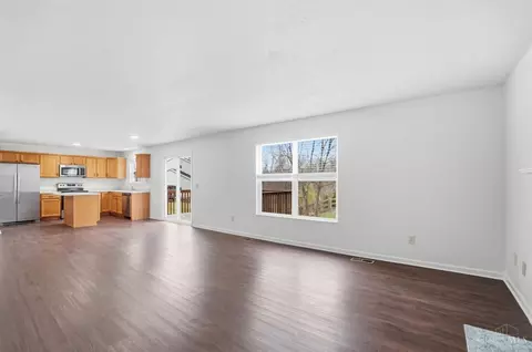 Living - 637 Ellen Dr, Cincinnati, OH 45255 photo 6 of 10