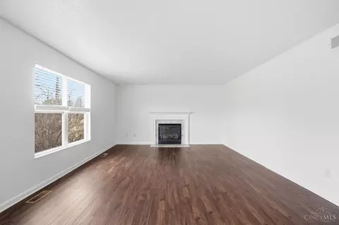 Living - 637 Ellen Dr, Cincinnati, OH 45255 photo 5 of 10