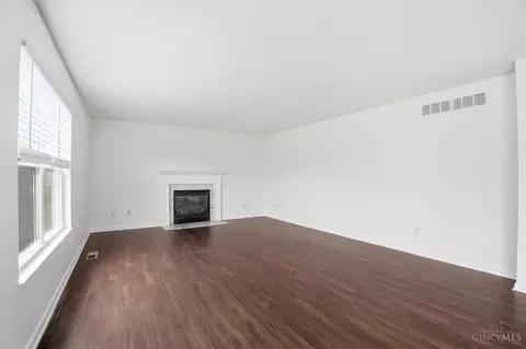 Living - 637 Ellen Dr, Cincinnati, OH 45255 photo 7 of 10
